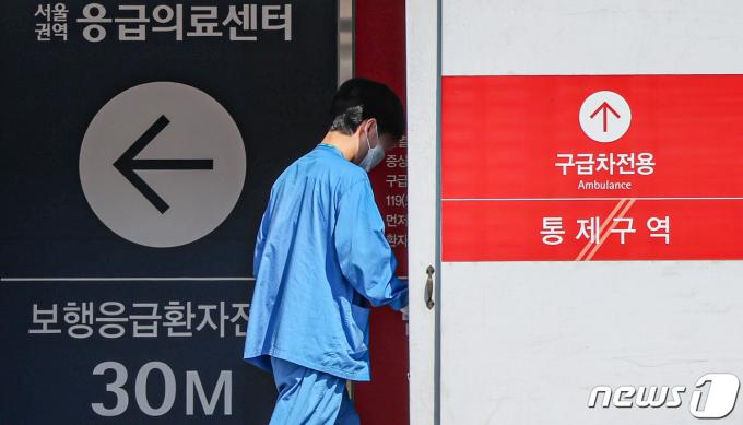 [사진] 응급실 향하는 의료진