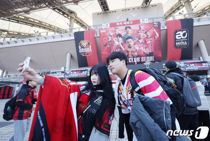 [사진] 공식 포스터 앞에서 사진 찍는 FC서울 팬들