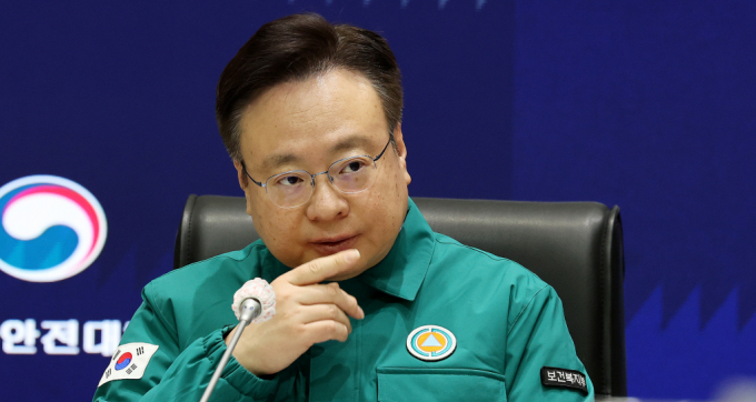 정부가 의료대란을 대비해 11일부터 한 달 동안 20개 병원에 군의관과 공중보건의사를 파견하겠다는 대책을 발표했다. 조규홍 보건복지부 장관(중대본 1차장)이 10일 오후 서울 종로구 정부서울청사에서 열린 의사 집단행동 중앙재난안전대책본부(중대본) 회의를 주재하고 있다. /사진=뉴스1