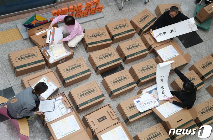 제22대 국회의원선거가 35일 앞으로 다가왔다. 6일 오후 대구시선거관리위원회에서 선관위 관계자들이 사전투표(4월 5~6일)를 한 달 앞두고 정확하고 안정적인 사전투표 관리를 위해 투표소 물품 세트를 검수하고 있다. 2024.3.6/뉴스1 ⓒ News1 공정식 기자