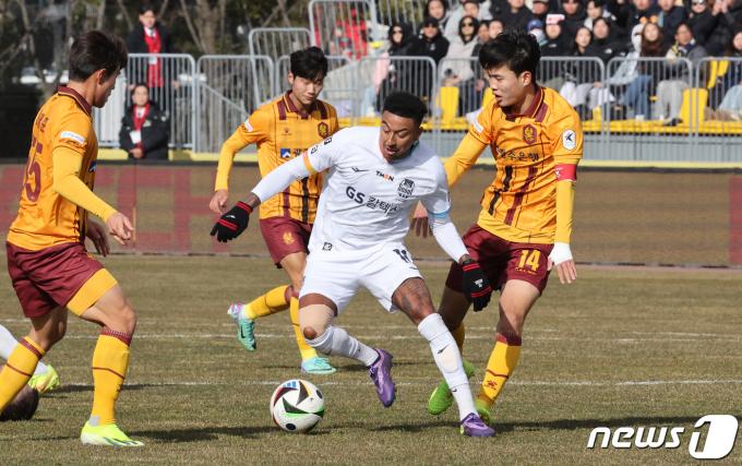 2일 오후 광주축구전용구장에서 열린 하나은행 K리그1 2024 1라운드 광주FC와 FC서울의 후반전 경기에서 서울 린가드가 수비를 뚫고 돌파하고 있다. 2024.3.2/뉴스1 ⓒ News1 김태성 기자