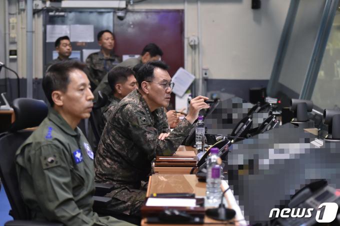김명수 합참의장이 7일 공군작전사령부 전투지휘소를 방문해 현장 지도를 하고 있다. (합동참모본부 제공) 2024.3.7/뉴스1