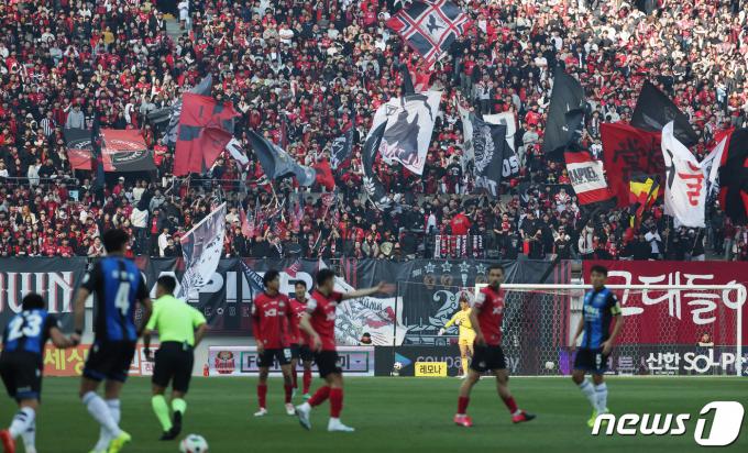 [사진] 홈 개막전 열띤 응원 펼치는 FC서울 팬들