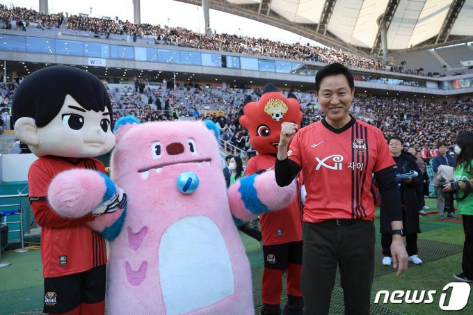 [사진] 승리 기원 시축 나선 오세훈 시장