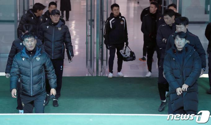 [사진] 동시에 피치로 나오는 조성환 감독과 김기동 감독