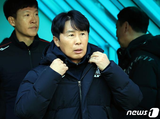 [사진] 피치로 나온 김기동 감독