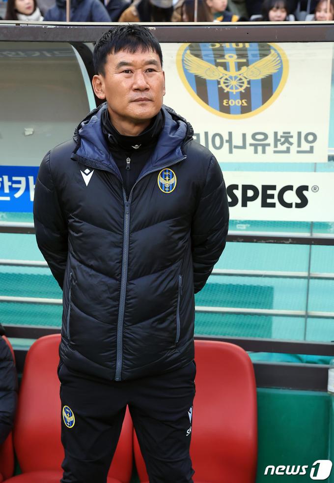 [사진] 피치 바라보는 조성환 감독