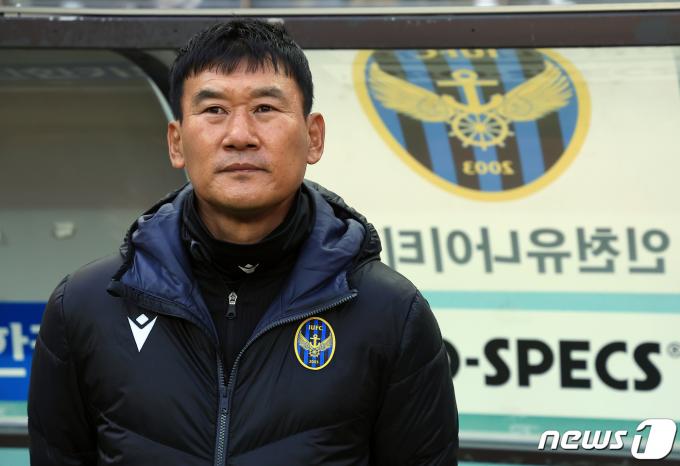 [사진] 피치 바라보는 조성환 감독