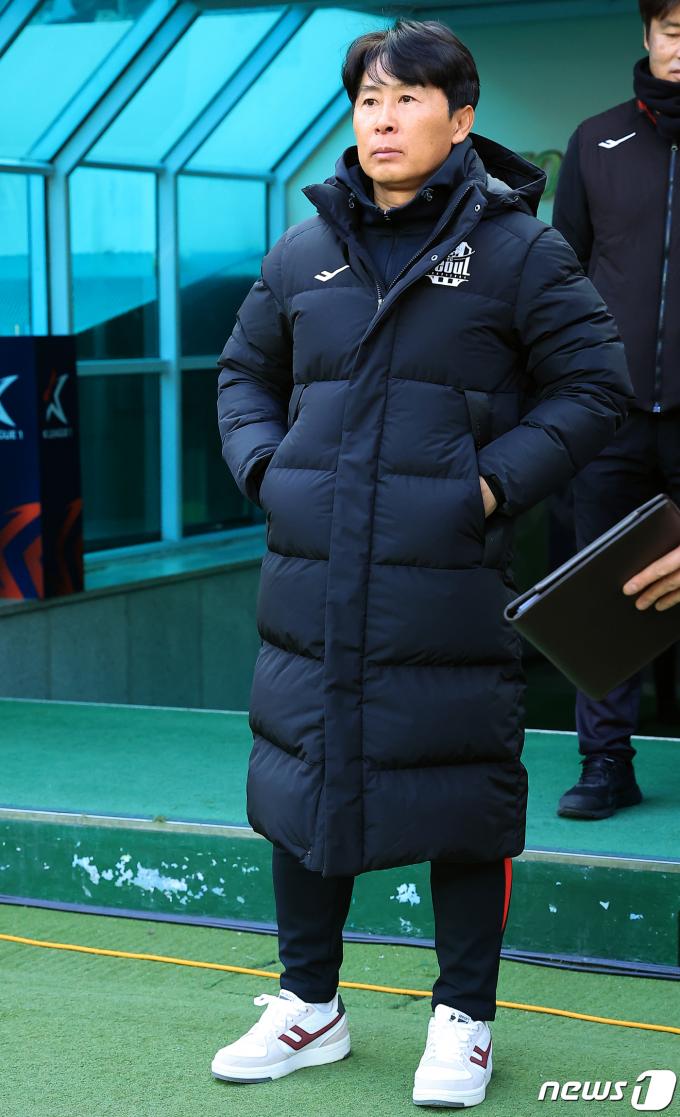 [사진] 피치 바라보는 김기동 감독