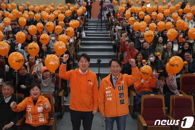 [사진] 동탄 찾은 이준석·이원욱 '주먹 불끈'