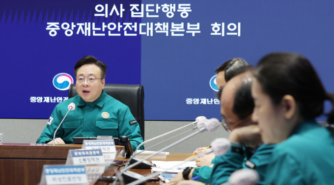  정부가 의료대란을 대비해 11일부터 한 달 동안 20개 병원에 군의관과 공중보건의사를 파견하겠다는 대책을 발표했다. 조규홍 보건복지부 장관(중대본 1차장)이 10일 오후 서울 종로구 정부서울청사에서 열린 의사 집단행동 중앙재난안전대책본부(중대본) 회의를 주재하고 있다. /사진=뉴스1