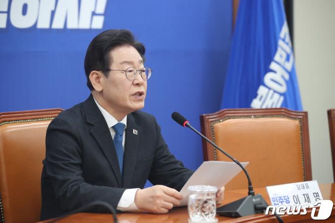[사진] 한달 앞둔 총선 각오 밝히는 이재명