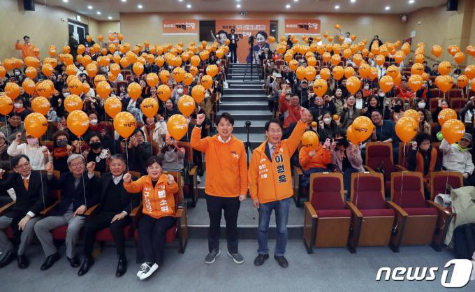 [사진] 이준석 개혁신당 대표 '화성 당원들과 함께'
