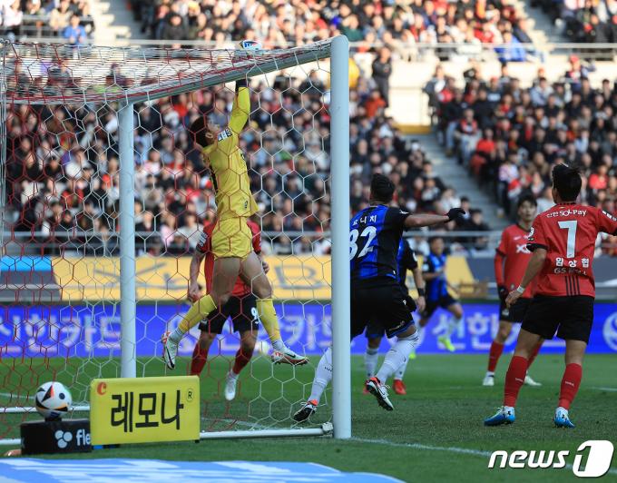 [사진] 선방하는 최철원 골키퍼