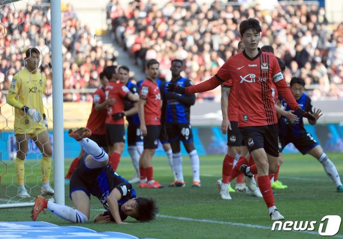 [사진] 나뒹구는 김성민