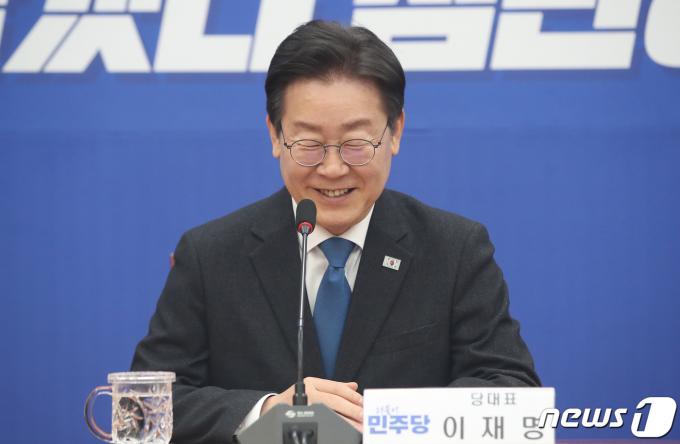 [사진] 환하게 웃는 이재명 대표