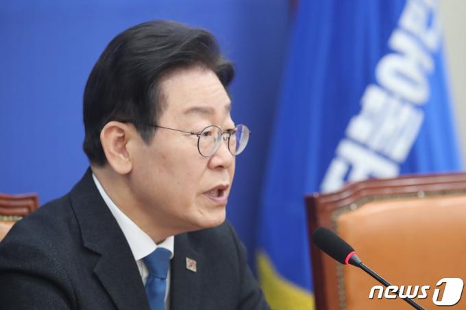 이재명 더불어민주당 대표가 22대 총선을 한 달여 앞둔 10일 서울 여의도 국회에서 기자회견을 갖고 총선에 임하는 각오와 총선 전략 등을 밝히고 있다. 2024.3.10/뉴스1 ⓒ News1 임세영 기자