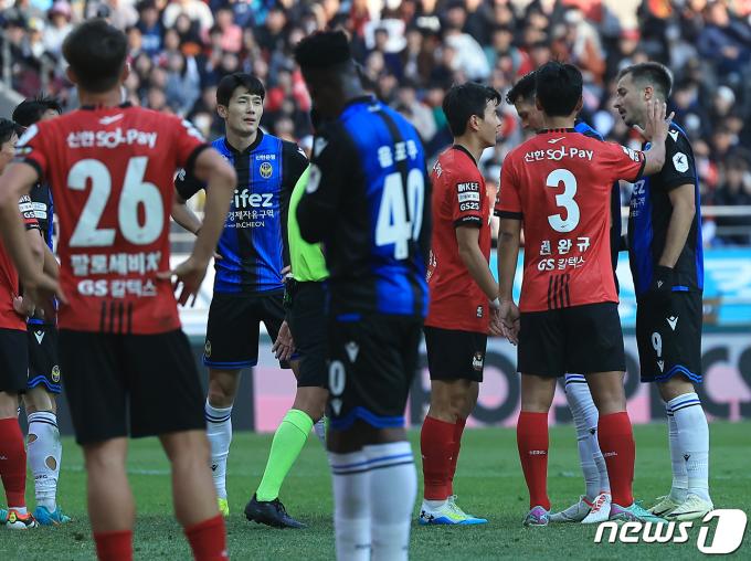 [사진] 점차 격해지는 경인더비