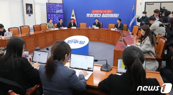 [사진] 총선 한 달여 앞두고 기자회견 나선 이재명 대표