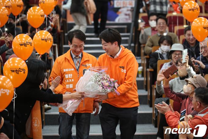 [사진] 꽃다발 받는 이준석 대표