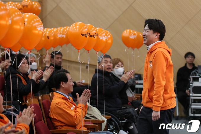 [사진] 이준석 대표 '당원들 바라보며 미소'