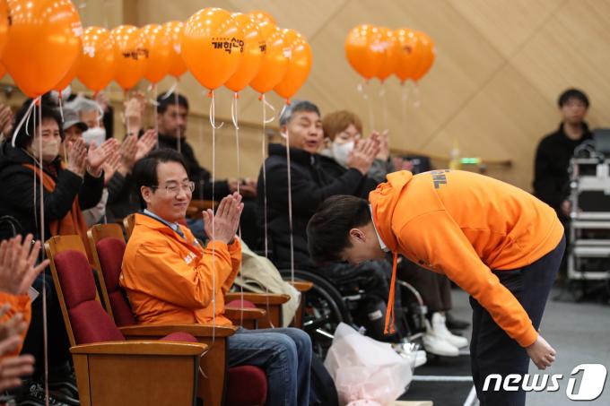 [사진] 당원들에게 폴더인사하는 이준석 개혁신당 대표