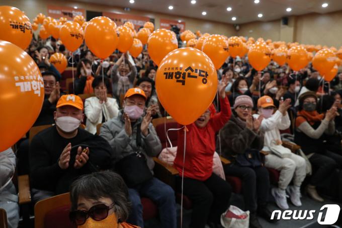[사진] 이준석 대표에게 지지 보내는 개혁신당 당원들
