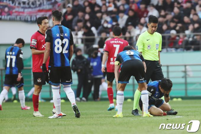 [사진] 얼굴 부여잡은 김성민