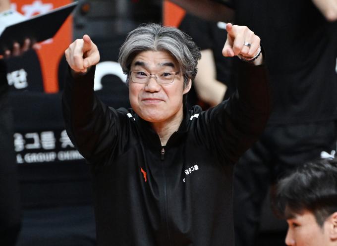 OK금융그룹을 이끄는 오기노 마사지 감독(KOVO제공)