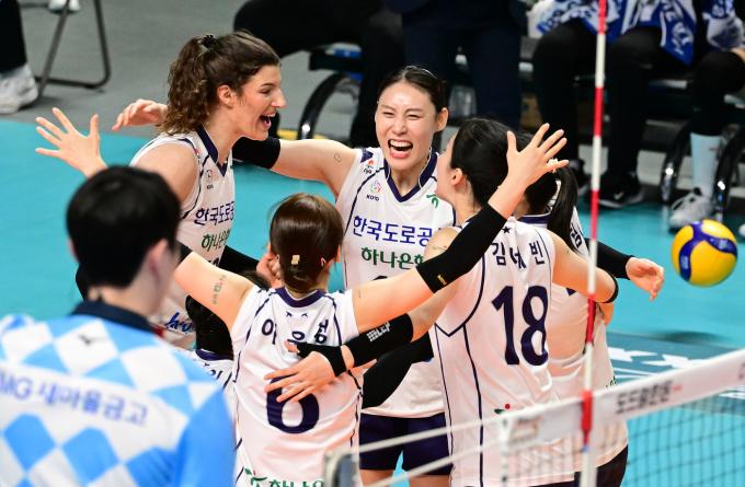 한국도로공사가 GS칼텍스를 3-0으로 꺾었다.(KOVO제공)