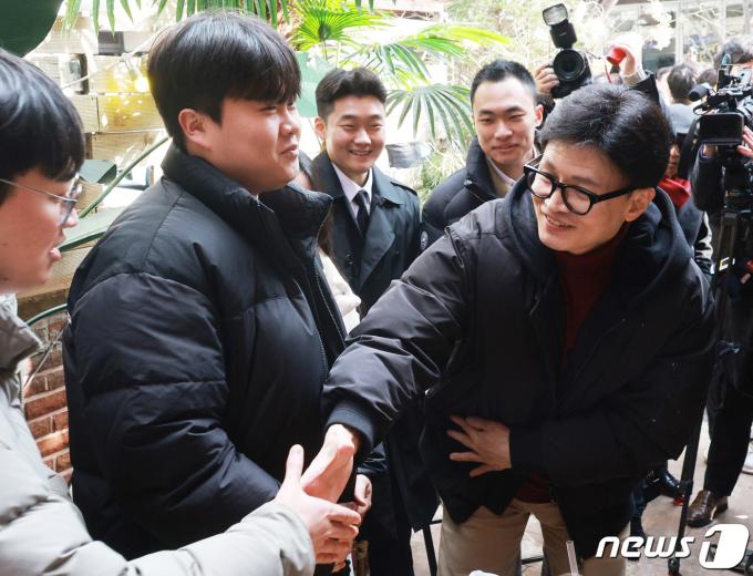 한동훈 국민의힘 비상대책위원장이 8일 오후 경기 기흥구 보정동의 한 카페에서 열린 청년간담회에서 참석자들과 악수하고 있다. (공동취재) 2024.3.8/뉴스1 ⓒ News1 구윤성 기자