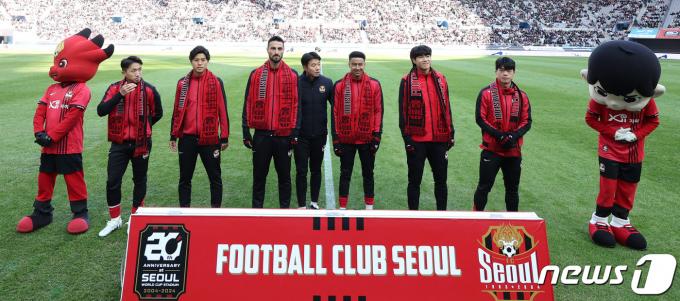 [사진] FC서울 공식 머플러 맨 린가드