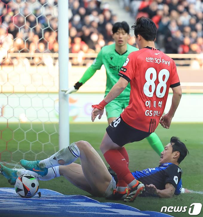 [사진] 치열한 승부 펼치는 김연수