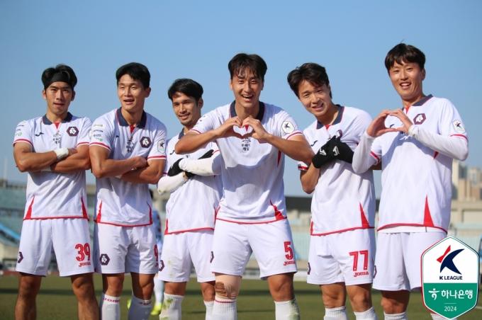 충북청주 선수들의 단체 골 세리머니를 하고 있다.(한국프로축구연맹 제공)