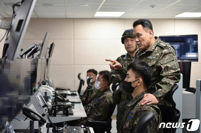 [사진] 대탄도탄작전태세 점검하는 김명수 합참 의장