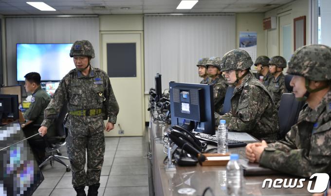 [사진] 적 공중도발 위협과 대비계획 보고받는 김명수 합참의장
