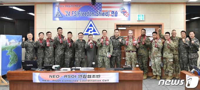 [사진] 한미 장병들을 격려하는 김명수 합참의장