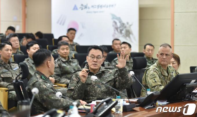 [사진] 김명수 합참 의장,  24 FS 연습 현황 지도