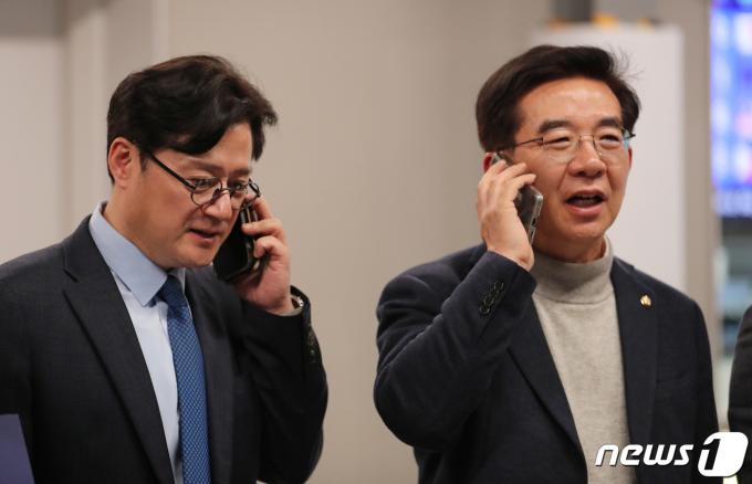 [사진] 이종섭 주호주대사 내정자 비행기 탑승 소식 듣는 홍익표·정일영