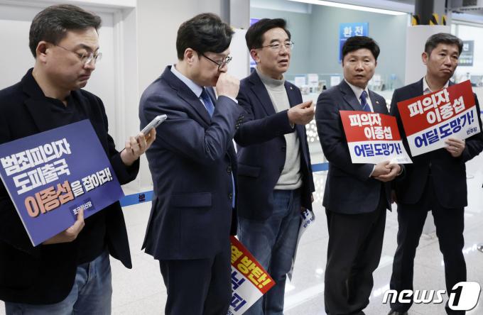 [사진] 공항에서 모습 감춘 채 비행기 탑승한 이종섭 대사 내정자에 허탈한 더불어민주당