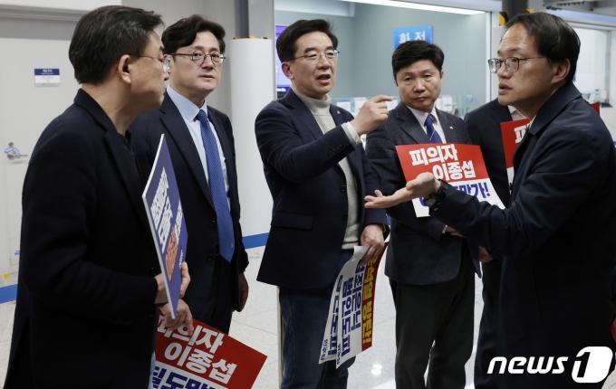 [사진] 이종섭 주호주대사 항공기 탑승 소식 들은 더불어민주당