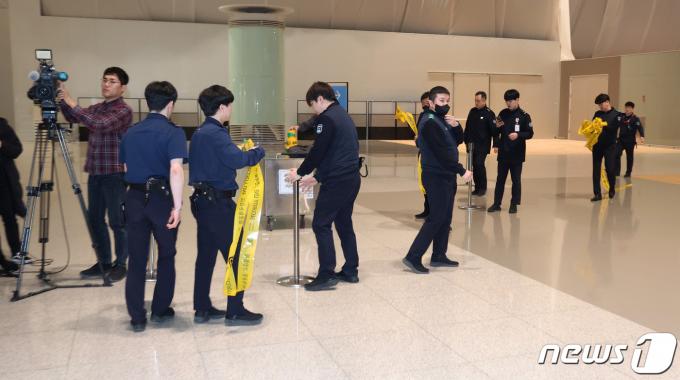[사진] 이종섭 주호주대사 내정자 출국, 포토라인 정리하는 관계자들