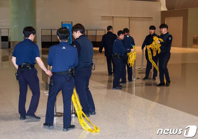 [사진] 모습 보이지 않은 채 출국한 이종섭 주호주대사 내정자