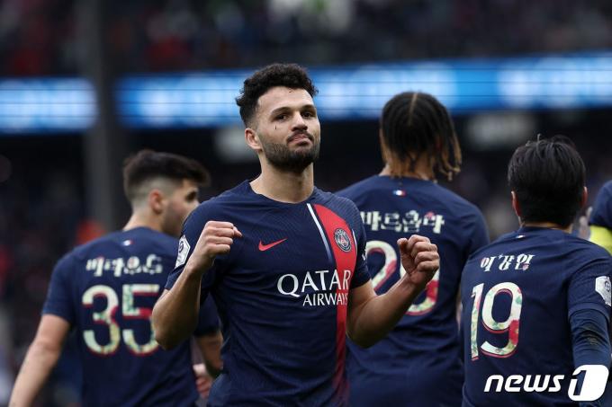 PSG 이강인(오른쪽)이 한글 유니폼을 입고 랭스전 풀타임을 소화했다. ⓒ AFP=뉴스1