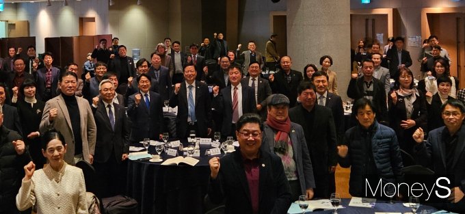 지난 8일 홀리데이인호텔 컨밴션홀에서 열린 광주경총 주최 '제44회 정기총회·금요조찬포럼' 참석자들이 화이팅을 외치고 있다/사진=광주경총 제공.