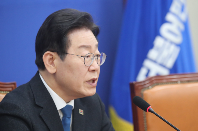 민주당은 이재명 대표를 비롯해 이해찬 전 대표, 김부겸 전 국무총리를 주축으로 한 선대위 출범을 검토 중이다.사진은 지난 10일 서울 여의도 국회에서 기자회견을 갖고 총선에 임하는 각오와 총선 전략 등을 밝힌 이재명 더불어민주당 대표. /사진=뉴스1