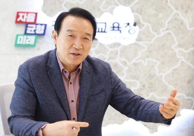  임태희 경기도교육감이 '교육활동 보호 종합대책 추진단 협의회'에서 교육활동 보호 대책에 대해 설명하고 있다. / 사진제공=경기도교육청