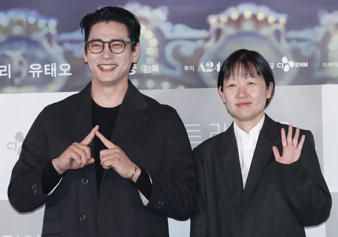 한국계 캐나다인 셀린 송 감독 데뷔작 '패스트 라이브즈'의 제96회 미국 아카데미 시상식 각본상 수상이 불발됐다. 사진은 지난 2월 서울 용산구 CGV 용산아이파크몰에서 열린 영화 '패스트 라이브즈'(감독 셀린 송) 언론배급시사회 및 기자간담회에 참석한 셀린 송 감독과 배우 유태오(왼쪽)./사진=뉴스1