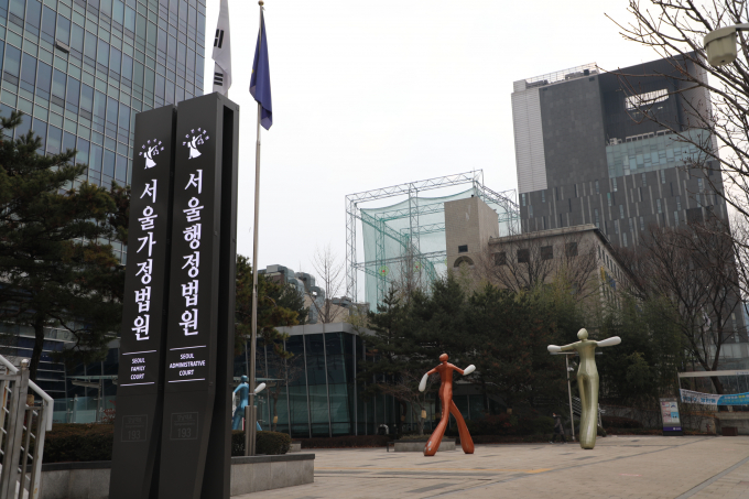 사업 실적이 없는 회사를 인수해 대도시에 위치한 부동산을 취득한 법인에게 취득세 중과세를 부과한 것은 정당하다는 법원 판단이 나왔다. 사진은 서울행정법원. /사진=뉴시스