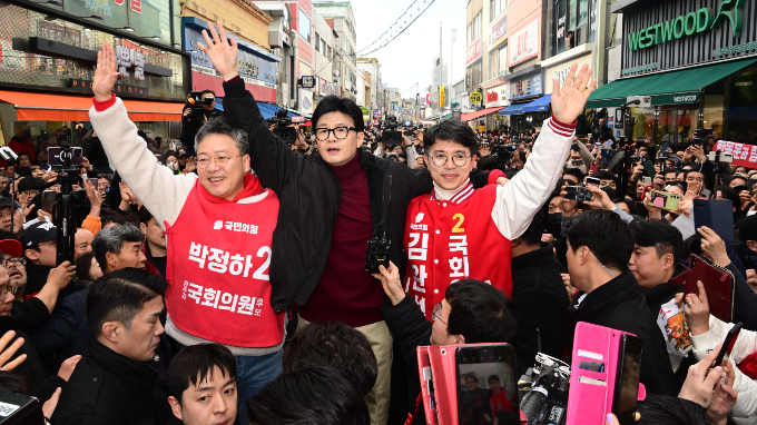 박정하 국민의힘 수석대변인(왼쪽)이 11일 오전 서울 여의도 중앙당사에서 취재진을 만나 총선 공약과 함께 핵심 구호(슬로건) '국민의힘이 합니다. 지금! 합니다'를 제시했다. 사진은 왼쪽부터 박 수석대변인, 한동훈 비대위원장, 김완섭 원주을 예비후보가 강원 원주 중앙시장을 방문한 모습. /사진=뉴스1